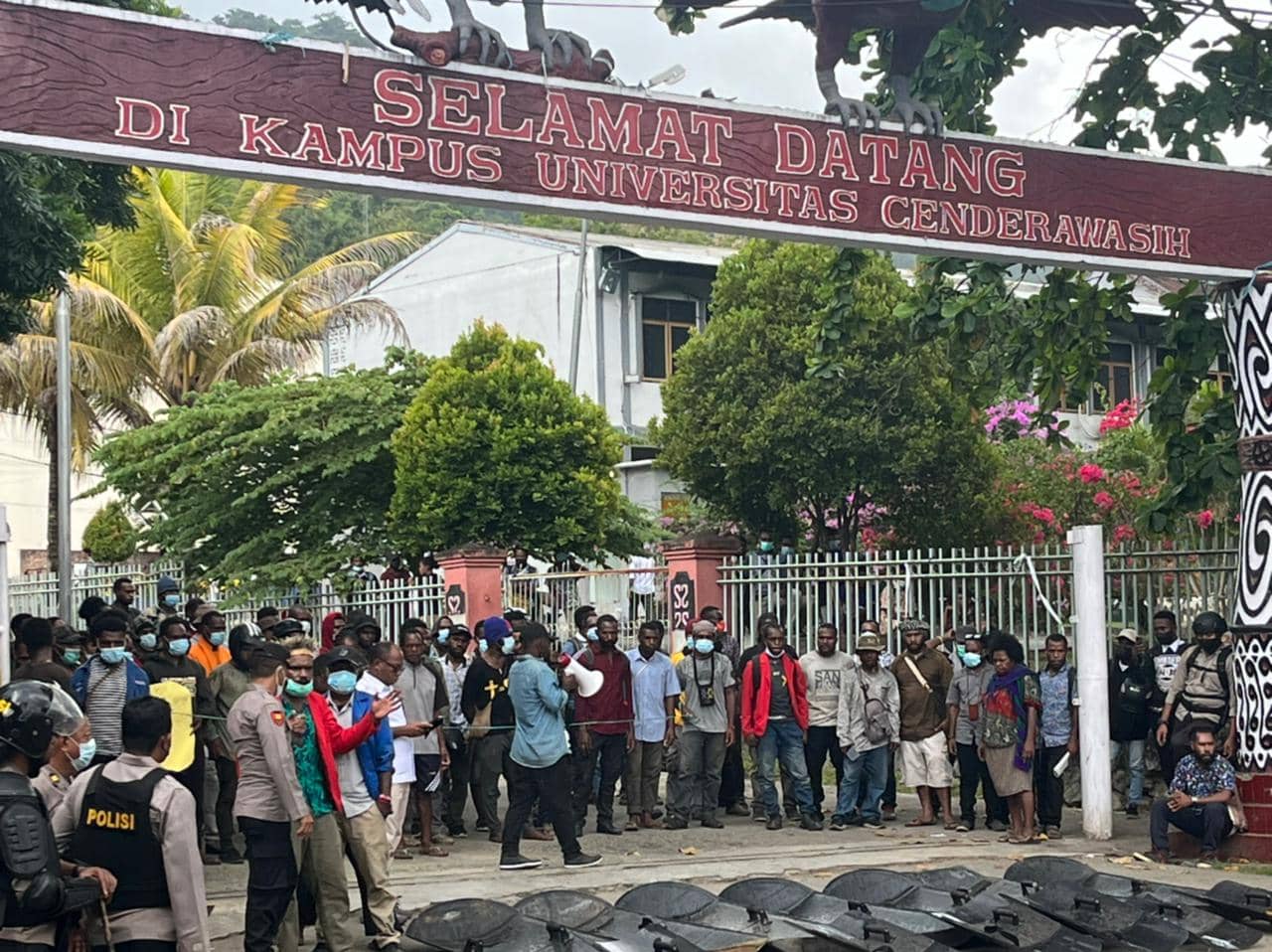 Caption, tampak para pengunjuk rasa saat melakukan orasi