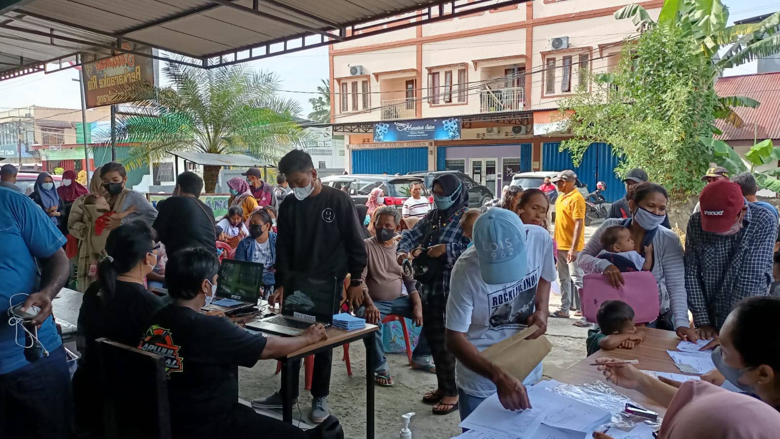 Warga Otomona sedang mengurus adminduk