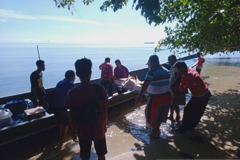 Proses evakuasi jenazah Anggota Exotic Animal Lovers atau Exalos Indonesia bernama Anaas Muhtazul'ulum meninggal dunia digigit ular berbisa di Misool Kabupaten Raja Ampat, Provinsi Papua Barat, Sabtu dini hari.