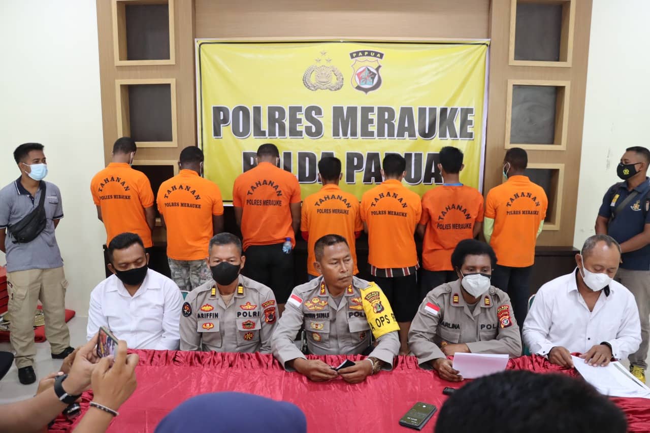 Caption,, Pelaku pencuri ternak sapi setelah diamankan Polres Merauke