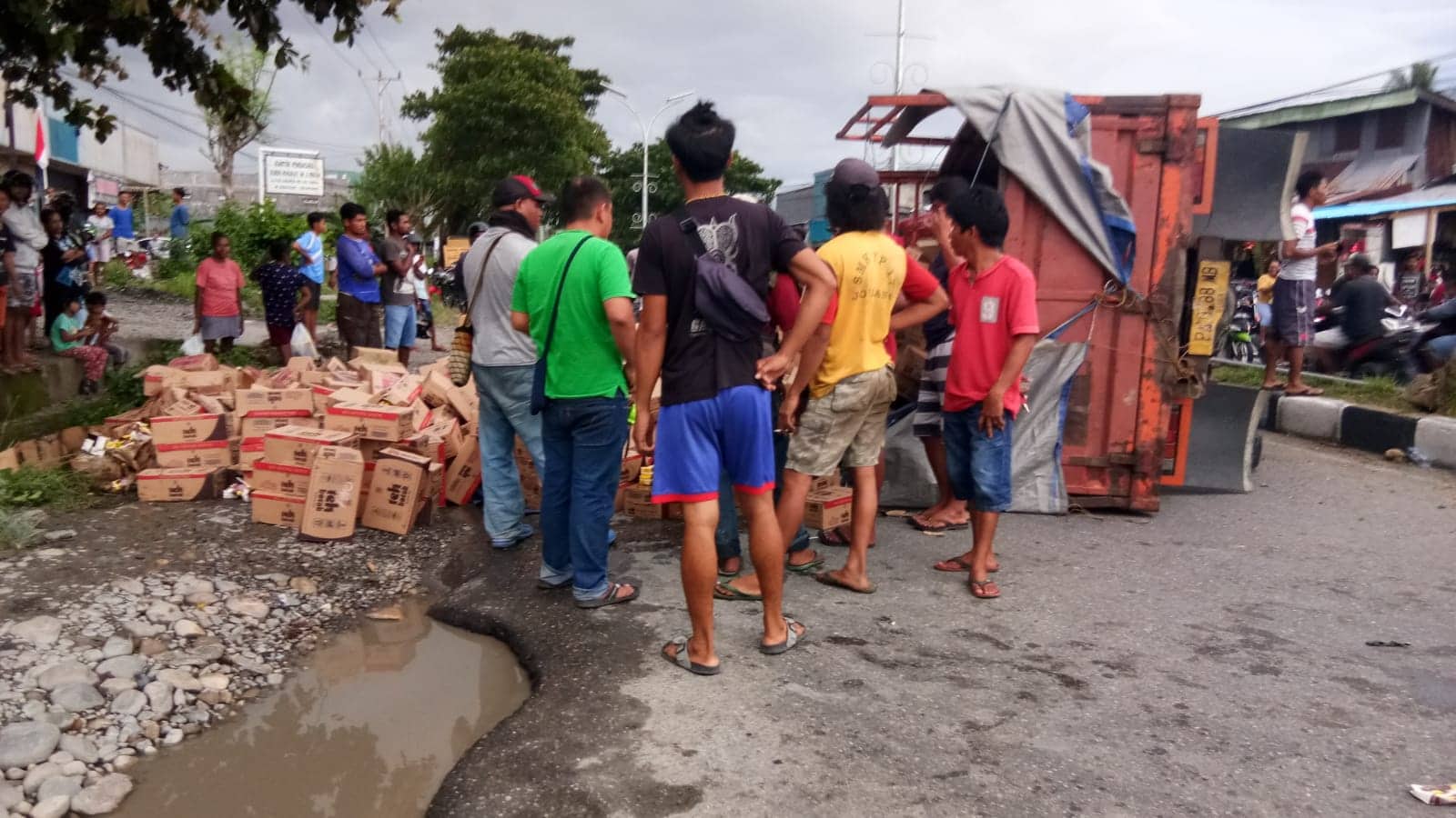Ilustrasi berita Mimika: Truk Bermuatan Teh Kotak Terguling, Hindari Pengendara Motor, Nawaripi Macet