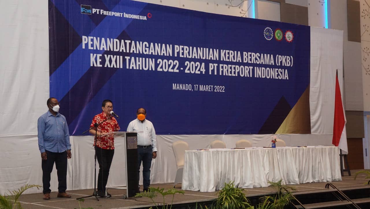 Presiden Direktur PT Freeport Indonesia, Tony Wenas menyampaikan sambutan dalam acara Penandatanganan Perjanjian Kerja Bersama (PKB) ke XXII di Manado, Kamis (17/3/2022).
