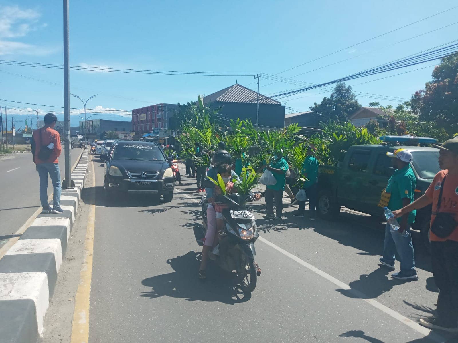 Antusias Warga Mimika saat menerima Bibit Pohon Gratis pada Hari Bakti Rimbawan ke - 39 di jalan Yos Sudarso. Rabu, ( 16/3).