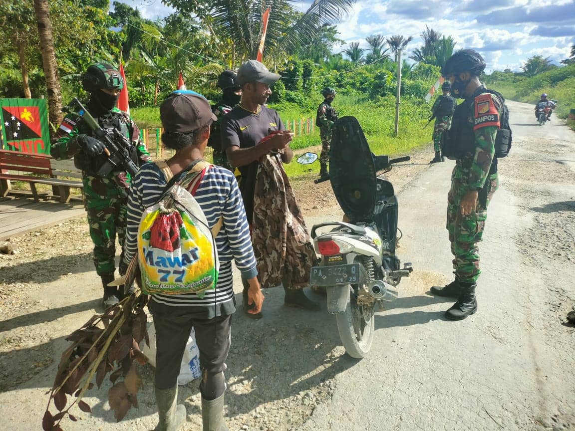 Anggota TNI saat melakukan sweeping