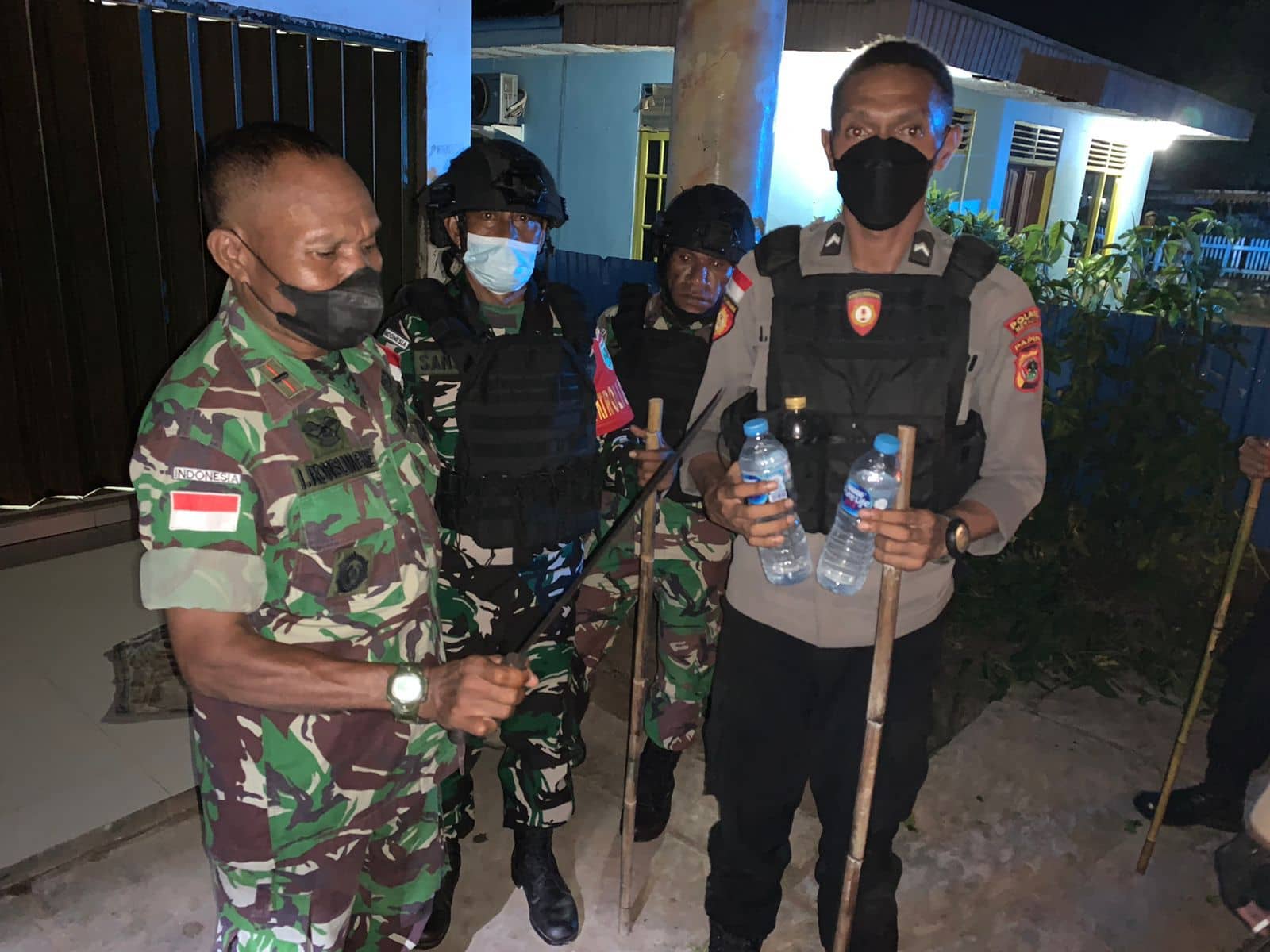 Personel gabungan TNI-Polri saat melakukan patroli.