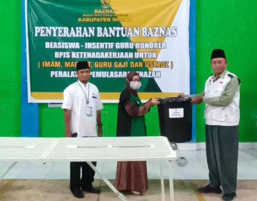 Baznas Mimika menyerahkan bantuan
