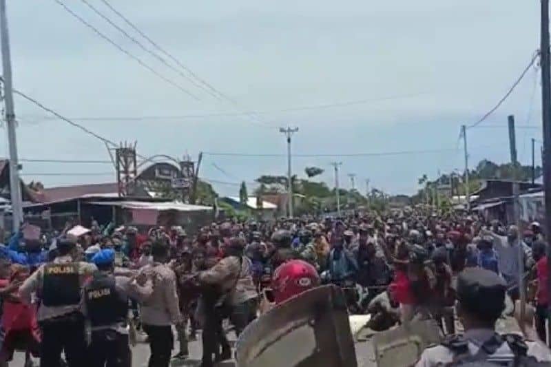 Ilustrasi berita Papua: Lima Polisi Terluka Saat Amankan Demo Tolak DOB di Nabire