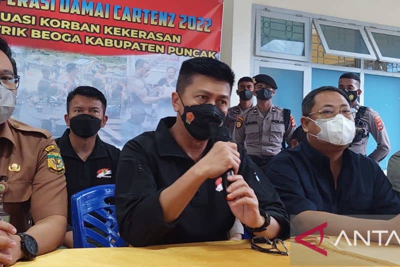 Kepala Operasi Damai Cartenz Kombes Pol Muhammad Firman didampingi Direktur RSUD Mimika dr Antonius Pasulu dan pejabat terkait memberikan pernyataan kepada pers terkait proses identifikasi jenazah delapan korban pembunuhan oleh KKB.