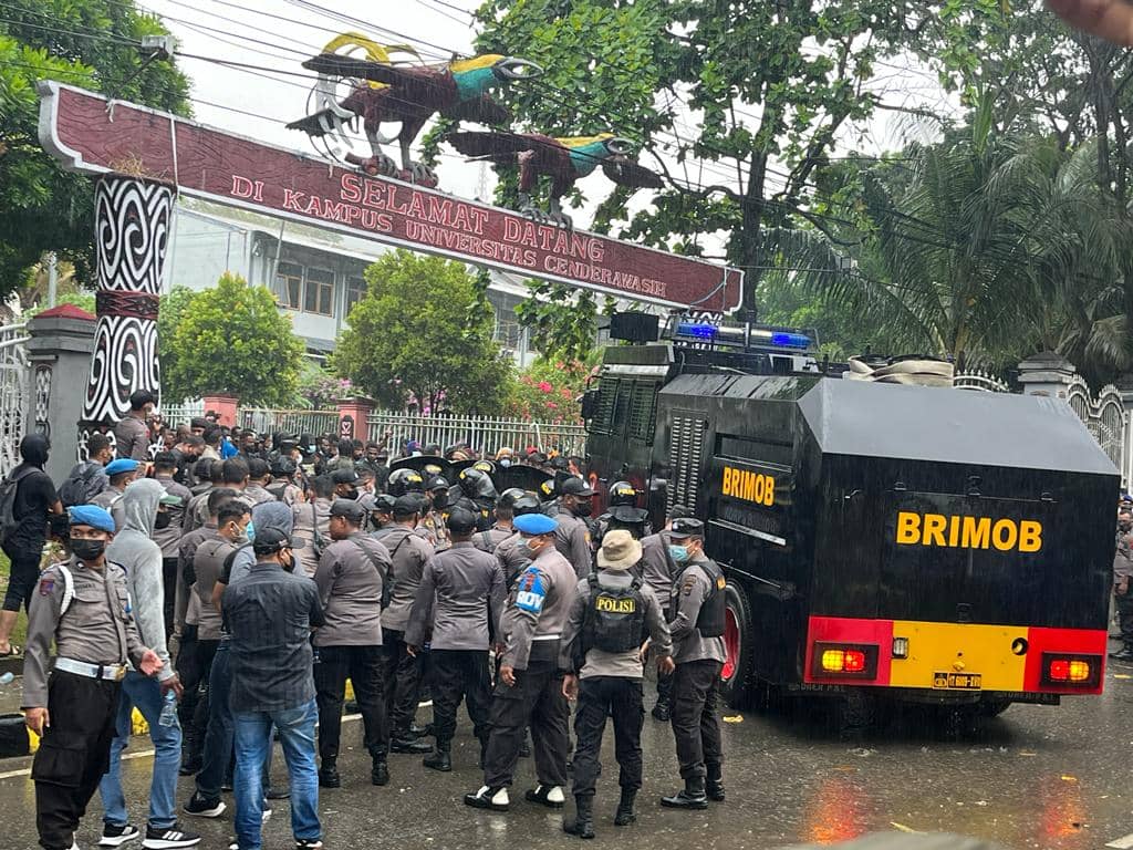 Polisi saat membubarkan pendemo di Depan Gapura Uncen
