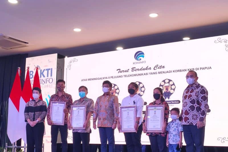 Menteri Komunikasi dan Informatika Johnny G. Plate didampingi Sekretaris Jenderal Kementerian Kominfo Mira Tayyiba dan Dirut BAKTI Kementerian Kominfo Anang Latif memberikan penghargaan kepada perwakilan keluarga korban pejuang telekomunikasi Papua di Kantor Kementerian Kominfo di Jakarta, Kamis (17/3/2022).