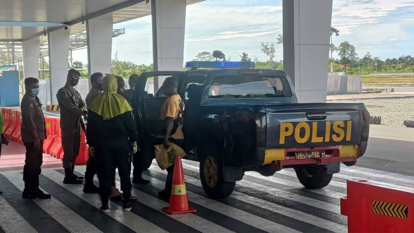 Ilustrasi berita Mimika: Gegara Cinta Segitiga, 2 Mama Muda Ribut di Terminal Baru Bandara Timika, Tak Ada Kantor, Polisi Terpaksa Urus di Cafe