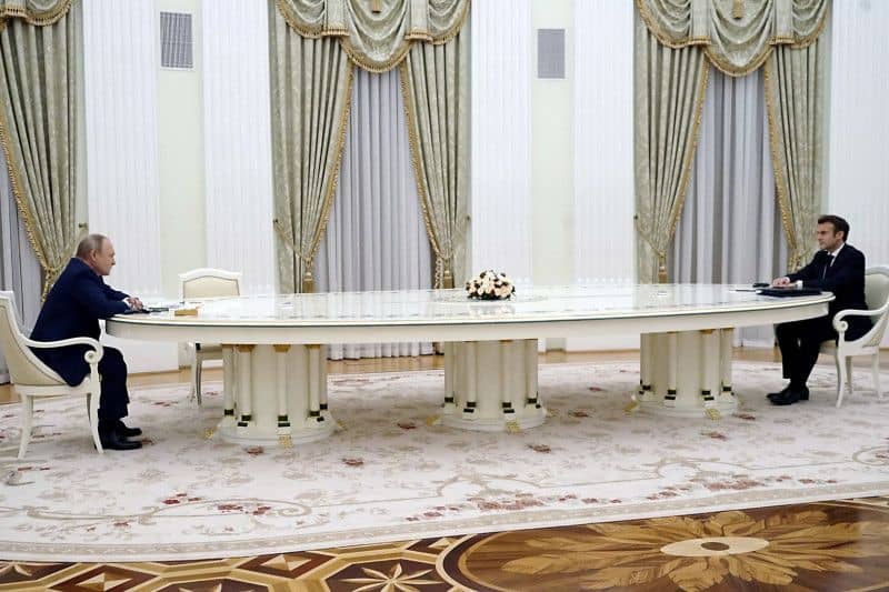 Presiden Rusia Vladimir Putin menghadiri pertemuan dengan Presiden Prancis Emmanuel Macron di Moskow, Rusia, Senin (7/2/2022).