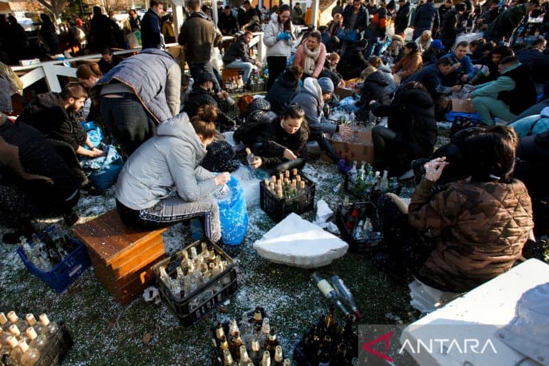 Para penduduk lokal menyiapkan bom molotov untuk mempertahankan kota, setelah Rusia meluncurkan operasi militer besar besaran ke Ukraina, di Uzhhorod, Ukraina, Minggu (27/2/2022).