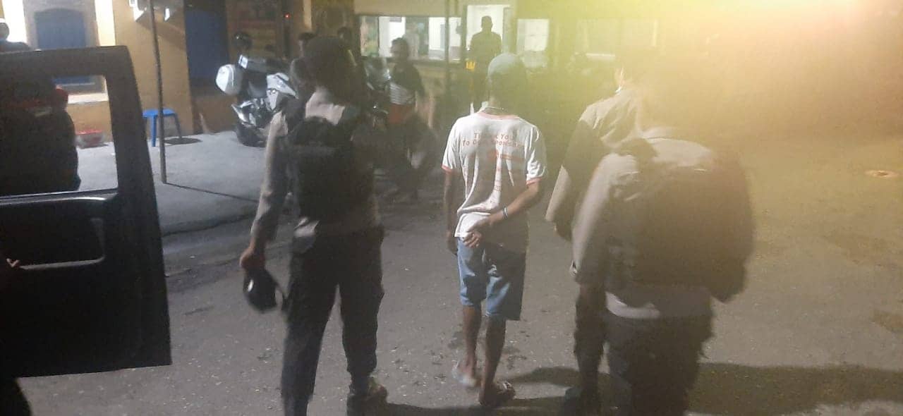 Polisi saat mengamankan pelaku dan korban