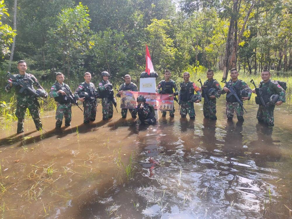 Satgas Pamtas RI-PNG Yonif 123/Rajawali saat melakukan patroli