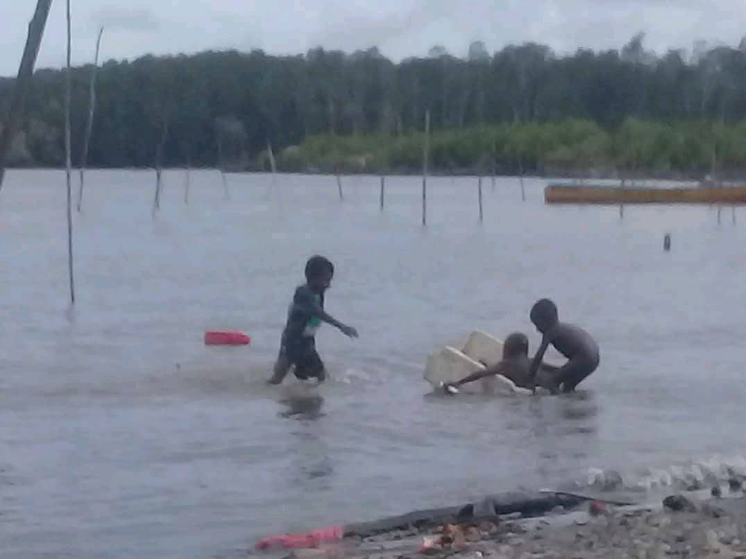 Ilustrasi berita Mimika: Tokoh Masyarakat Kamoro Soroti Sampah yang Bertebaran di Pelabuhan Pomako, Rusak Biota Air