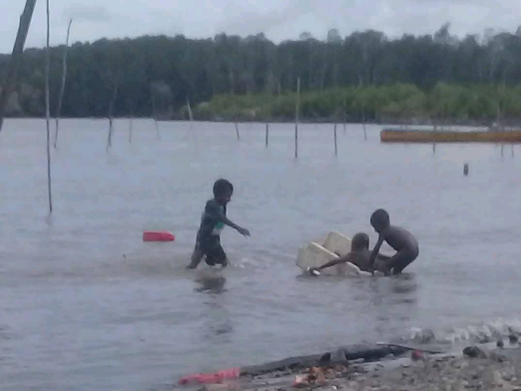 Anak-anak Pomako menikmati bermain di pesisir yang makin banyak dicemari sampah.