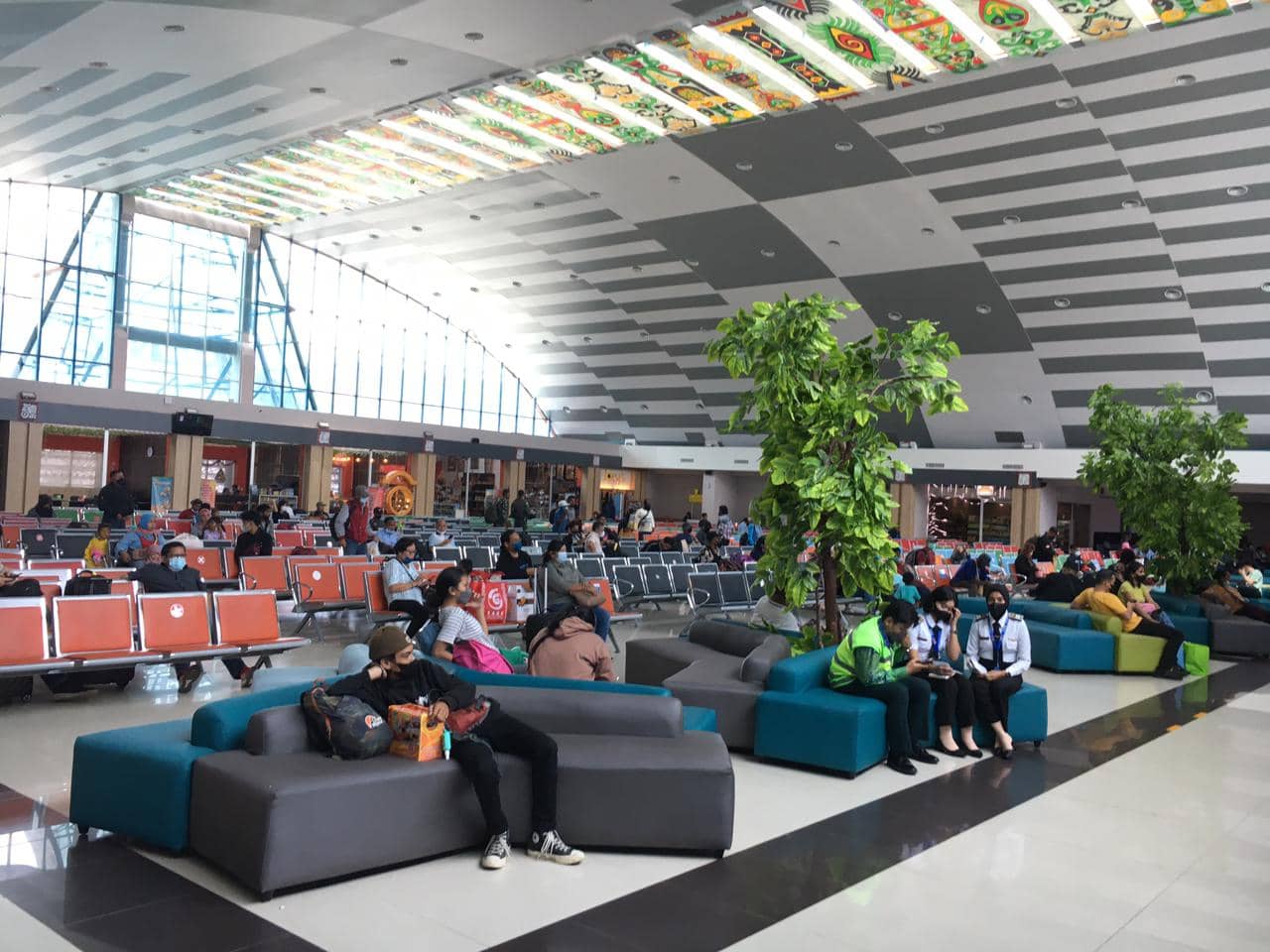 Tampak sejumlah penumpang di Bandara Sentani