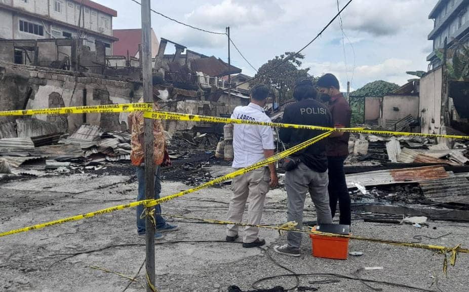 Tim Labfor sedang melakukan pemeriksaan di TKP.
