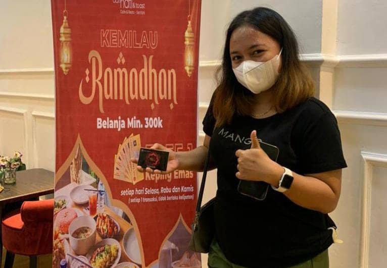 Tampak karyawan cafe kopi dari hati saat menyambut pelanggan