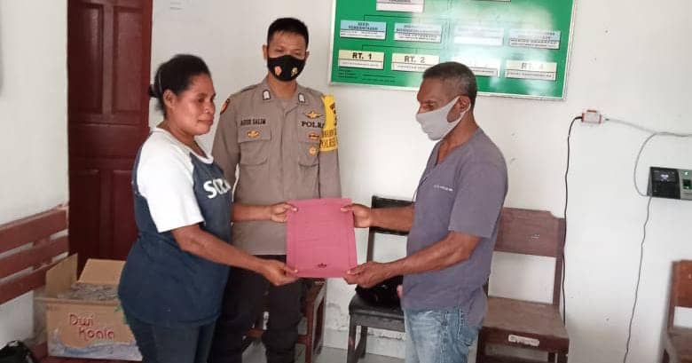 Vincensius Apkoka saat menyerahkan SK Ketua Karang Taruna kepada Efelin Kambuaya