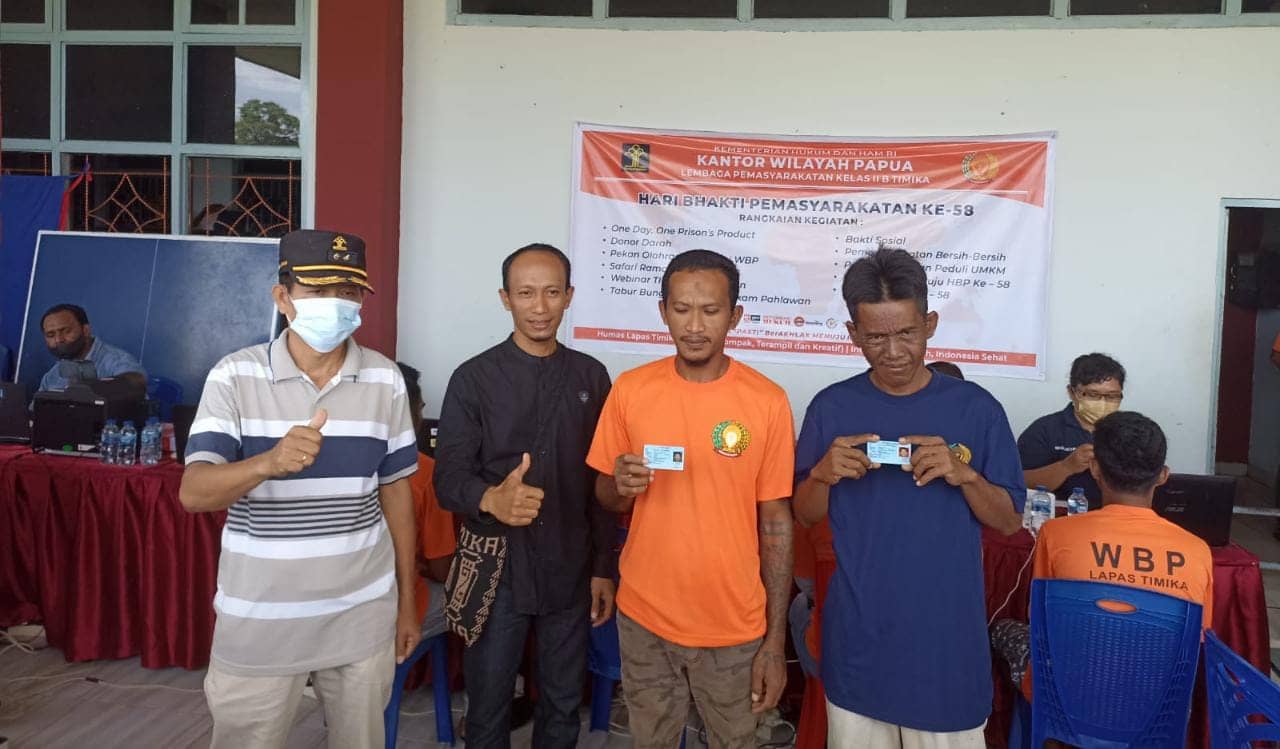 Kepala Dukcapil Mimika Slamet Sutedjo foto bersama warga binaan.