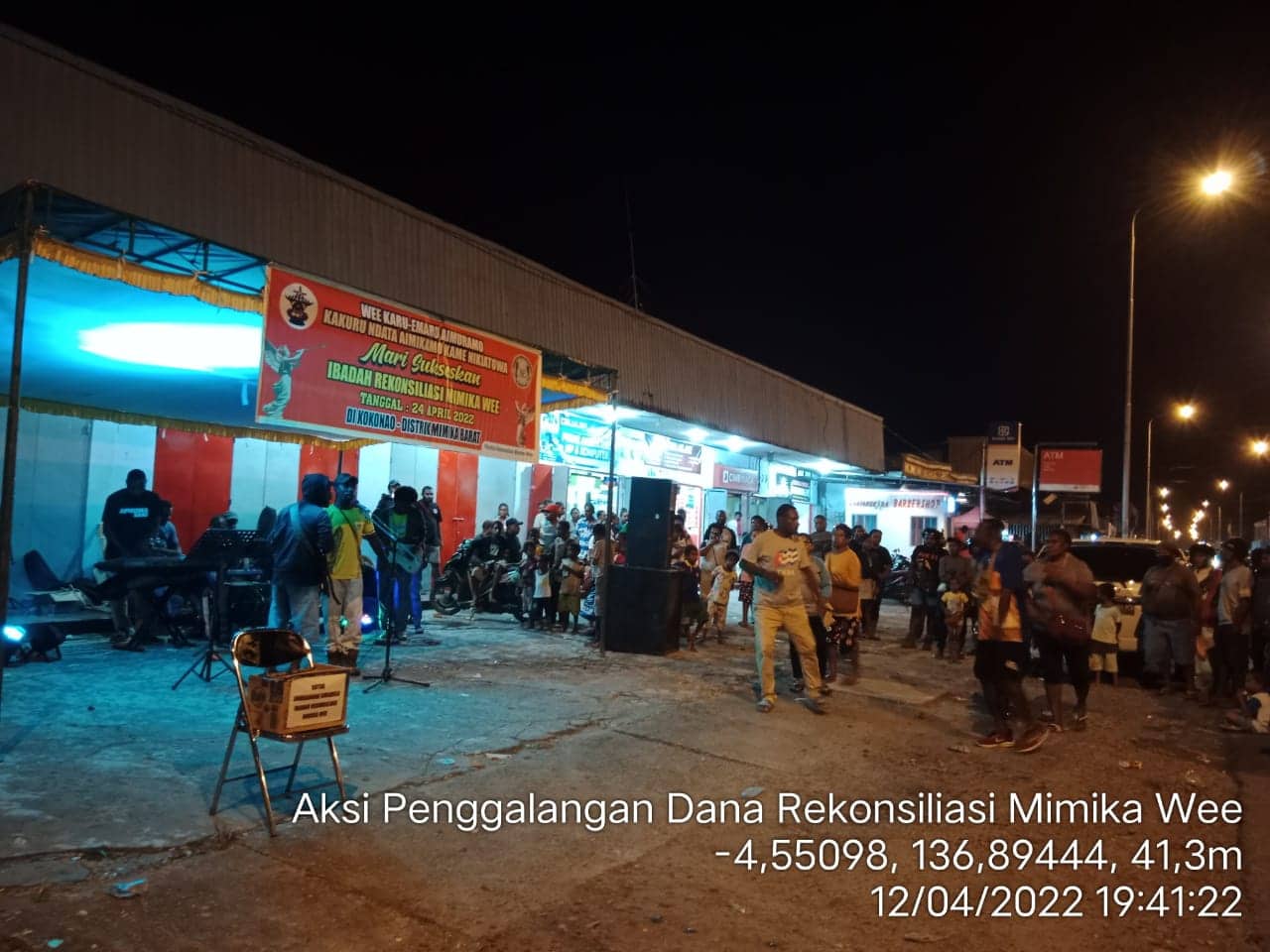 Ilustrasi berita Mimika: Tak Mau Ngemis Minta Dana Hibah Pemda, Panitia Rekonsiliasi Mimika Wee Gelar Konser Musik Jalanan, Ribuan Warga Hadir