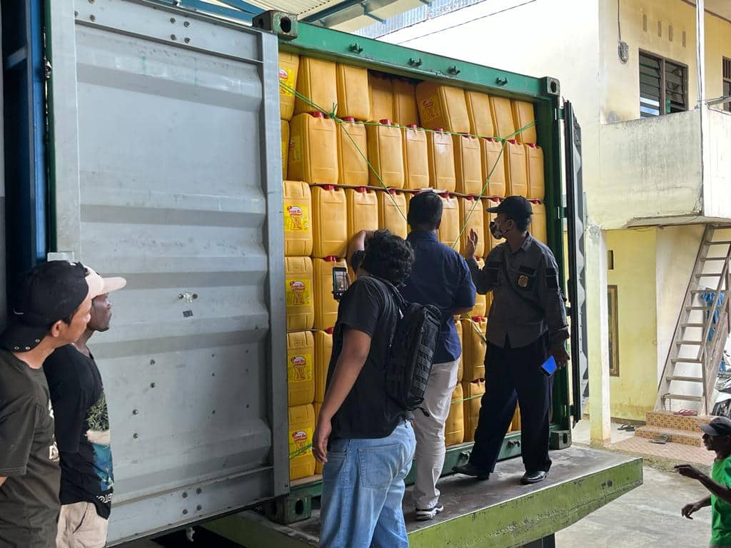 Ilustrasi berita Papua: Pertama Masuk Papua, 26.400 Liter Minyak Curah Tiba di Jayapura, Bisa Dinikmati Masyarakat Usaha Industri Kecil