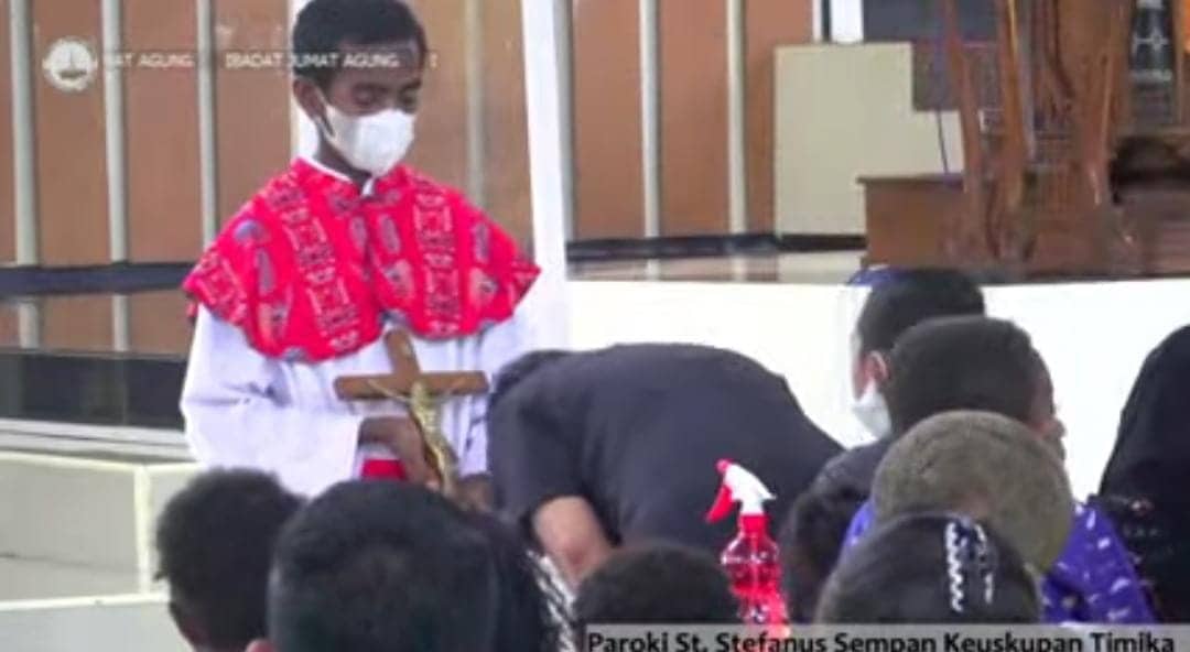 Ilustrasi berita Mimika: Ribuan Umat Katolik Mimika Rayakan Peringatan Sengsara dan Wafat Kristus, Ritual Cium Salib Diganti Peng…