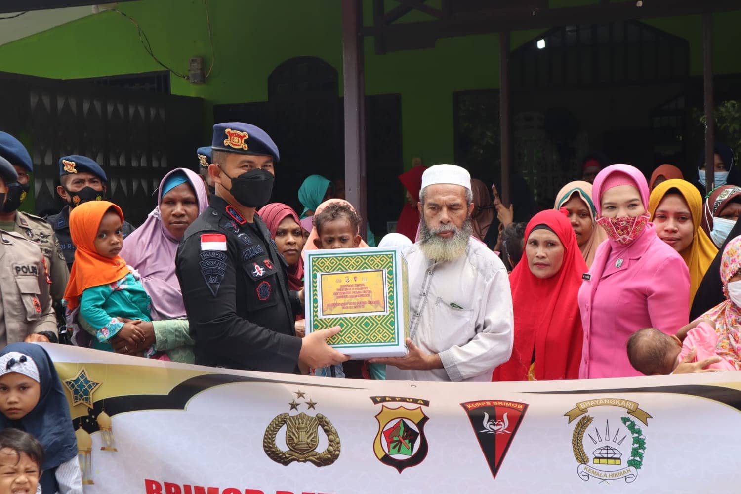 Brimob Timika berbagi dibulan penuh berkah.