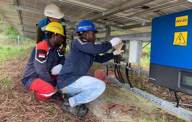 Petugas PLN saat menyambungkan listrik