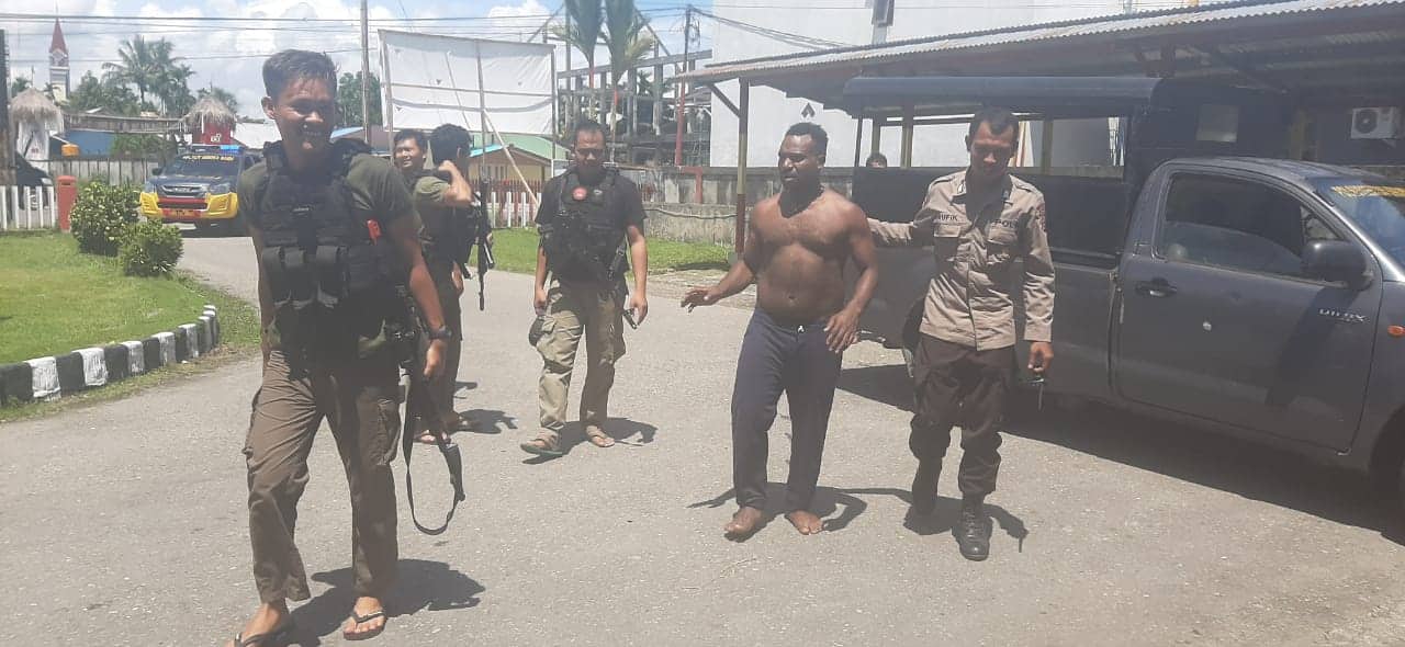 Ilustrasi berita Mimika: Seorang Pemabuk di Kwamki Narama Ditangkap Usai Aniaya Warga, Buka Baju Datangi Kantor Polisi