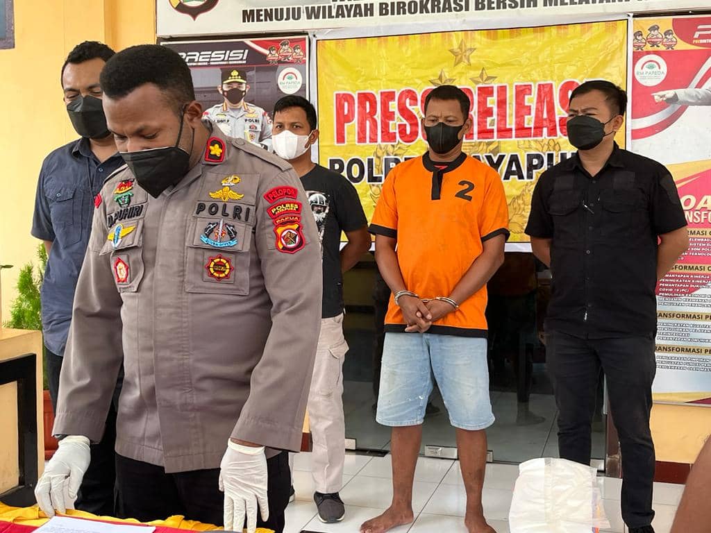 Kasat Reskrim Polres Jayapura saat menunjukkan barang bukti