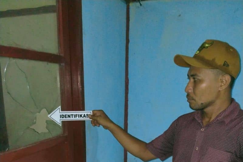 Anggota Polsek Inanwatan, Polres Sorong Selatan saat melakukan olah TKP kantor polsek yang diserang sekelompok orang pada Minggu (17/4/2022) malam