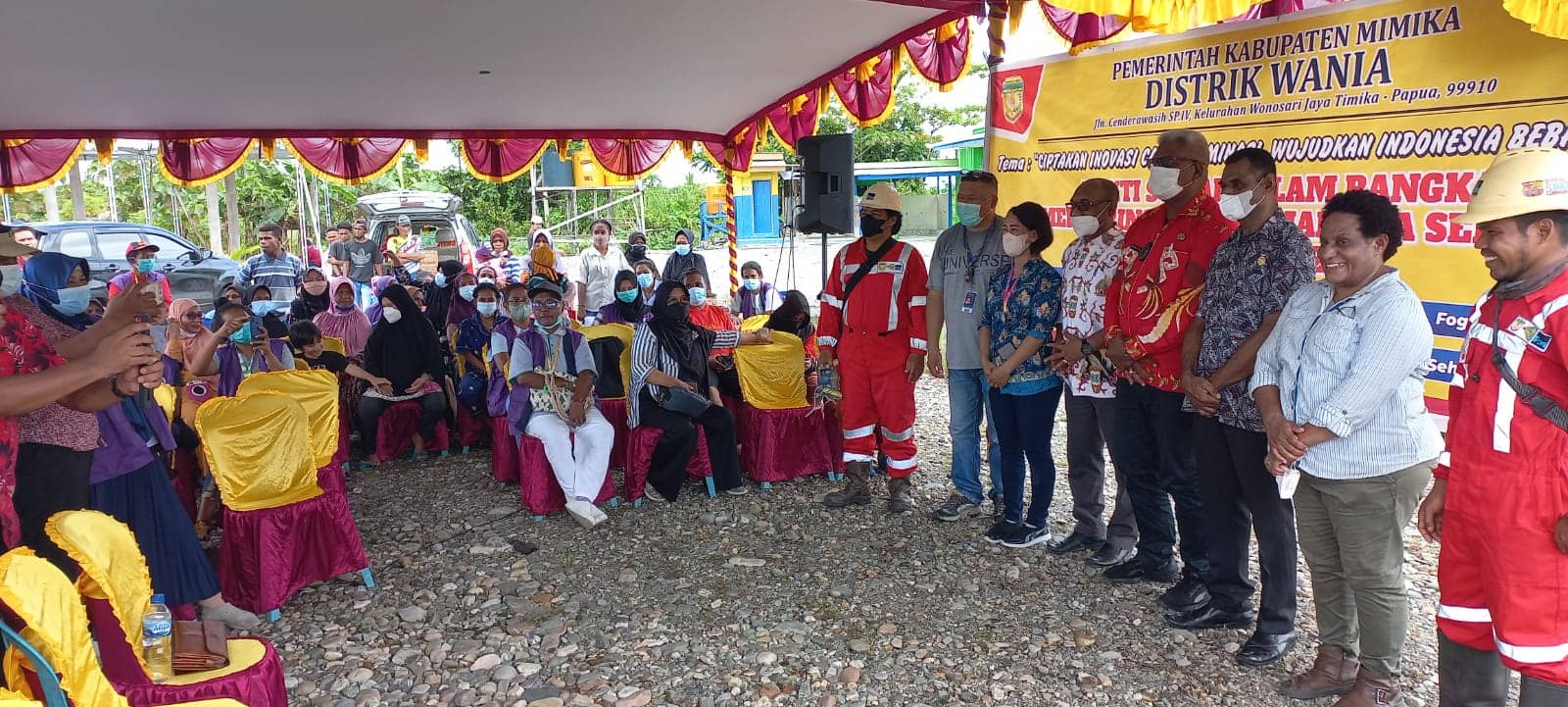 Wakil Bupati Mimika, Johannes Rettob foto bersama pengurus Malcen, kadistrik Wania, Kepala Kelurahan Wonosari Jaya, dan warga RT 10.