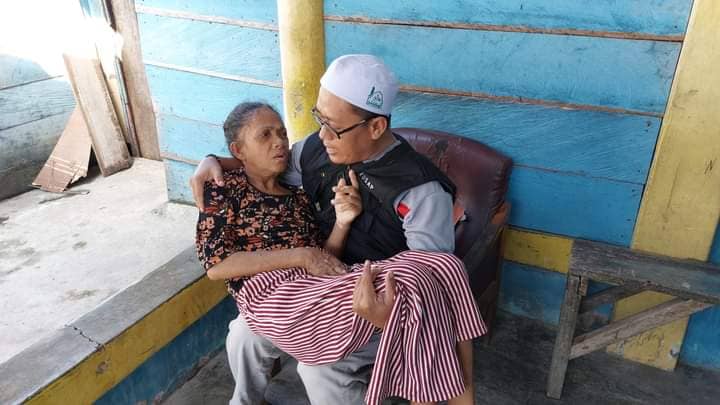 Tak mampu jalan, Martha Salow digendong anggota Kosap Timika.