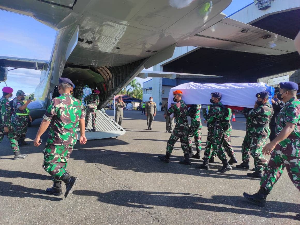 Ilustrasi berita Papua: Akhirnya Jenazah Alm Pratu Marinir Dwi Miftahul Ahyar, Korban Penembakan KST Diberangkatkan ke Lamongan