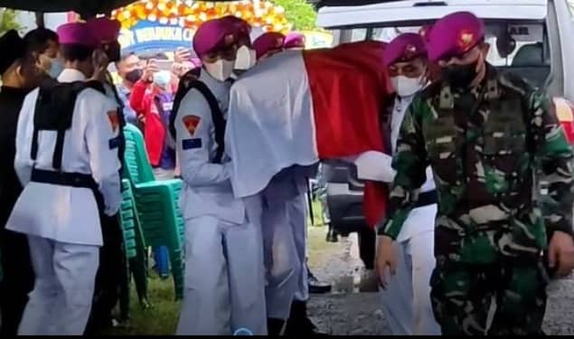 Prosesi pemakaman anumerta Dwi Miftahul Achyar
