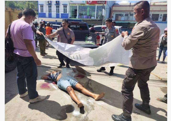 Polisi saat mengevakusi jazad korban.