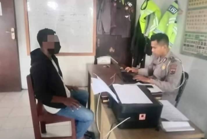 Pelaku saat menyerahkan diri.
