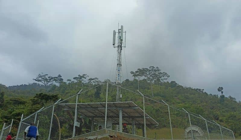Warga mendatangi lokasi menara Base Tranceiver Station (BTS) 4G di Desa Bime, Distrik Bime, Pegunungan Bintang, Papua, Jumat (22/4/2022)