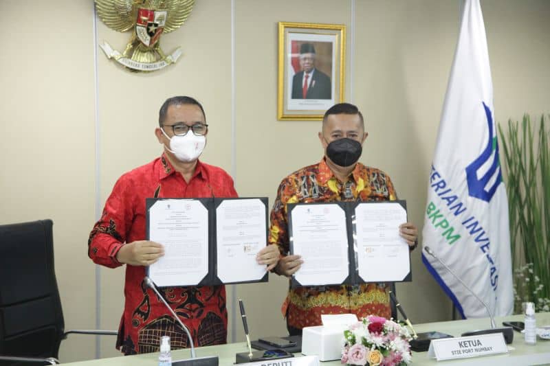 Deputi Bidang Kerja Sama Penanaman Modal Kementerian Investasi/BKPM Riyatno (kiri) dan Ketua STIE Port Numbay Jayapura John Agustinus (kanan)