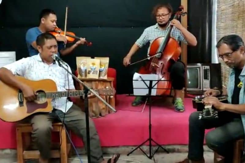 Pegiat seni dan sastra di Lombok, Ary Juliyant dan Abeng (seniman), serta musisi violin Ranto dan Budi, memainkan musikalisasi puisi karya Umbu Landu Paranggi berjudul "Upacara 22" di Halaman Belakang ANTARA NTB di Mataram, Jumat (1/4/2022).
