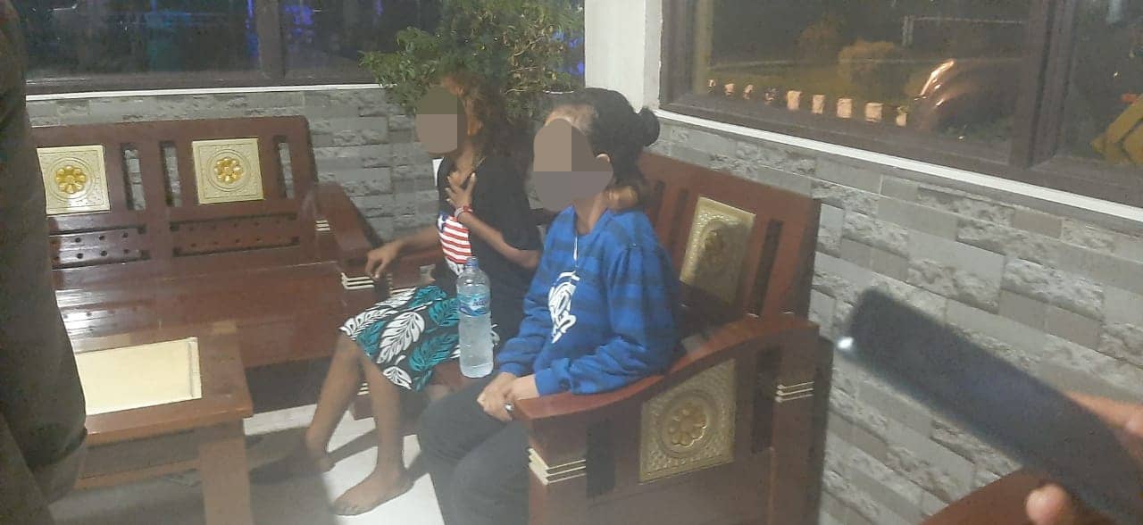 Dua wanita yang diamankan polisi.