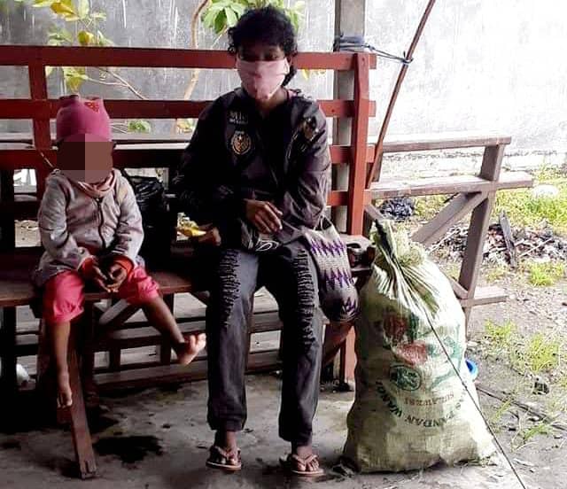 Ilustrasi berita Mimika: Suami Sakit, Seorang Ibu Rumah Tangga di Timika Ditemani Anaknya yang Masih Balita Terpaksa Jadi Pemulung