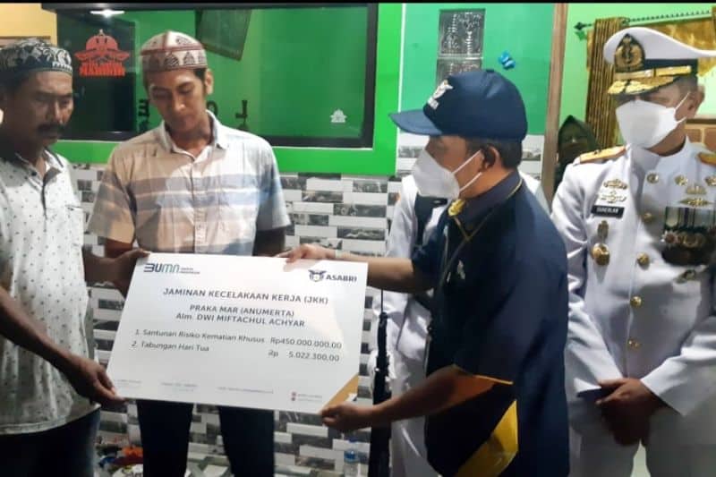 Ilustrasi berita Nasional: Uang Tunai Rp 450 Juta, Asabri Serahkan Santunan Prajurit Marinir yang Gugur Ditembak KKB di Papua