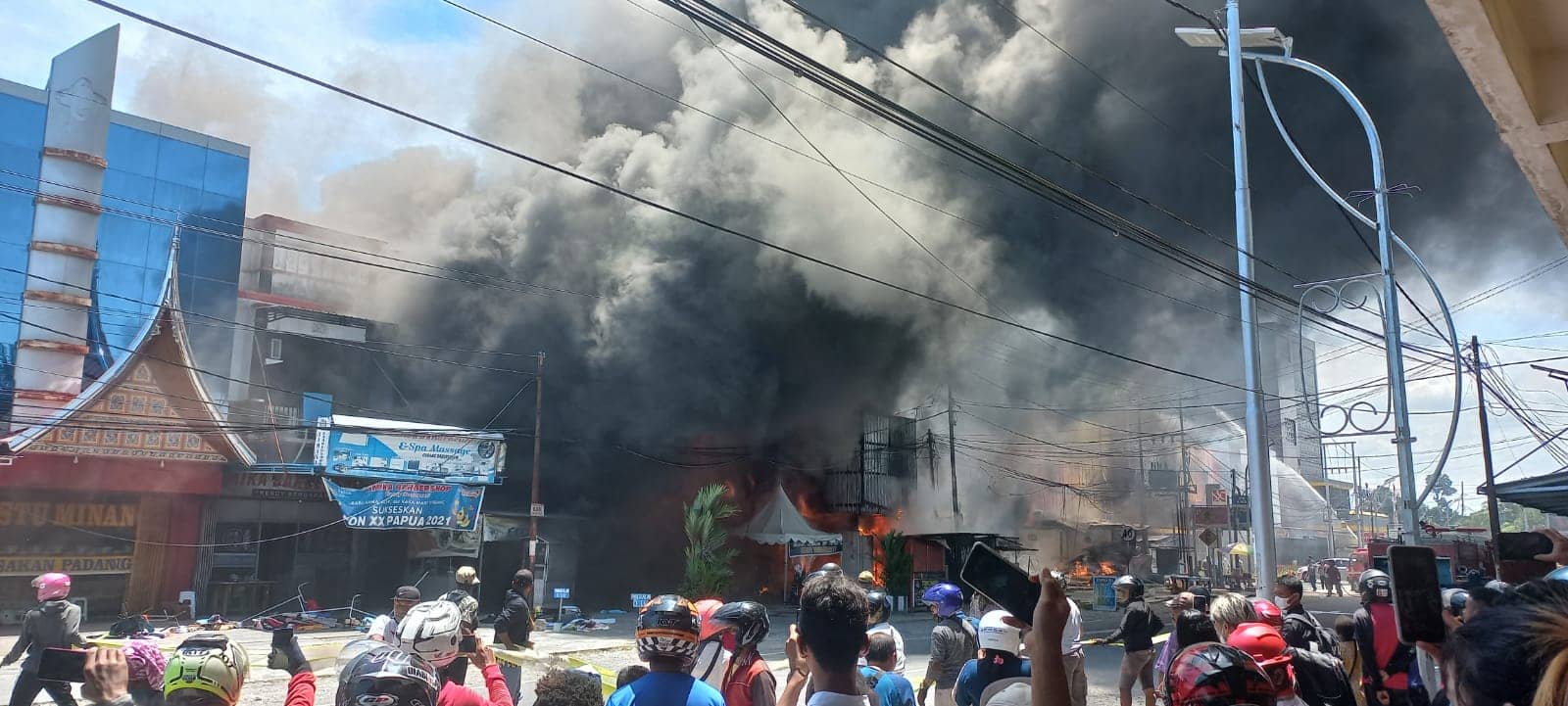 Kebakaran hebat di samping Diana Mall.