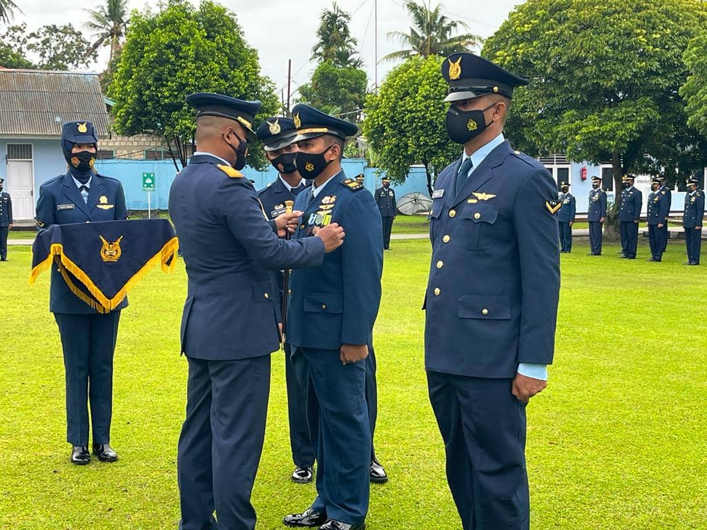 Komandan Lanud Silas Papare Marsma TNI Budhi Achmadi Saat menyematkan tanda kehormatan bagi anggota