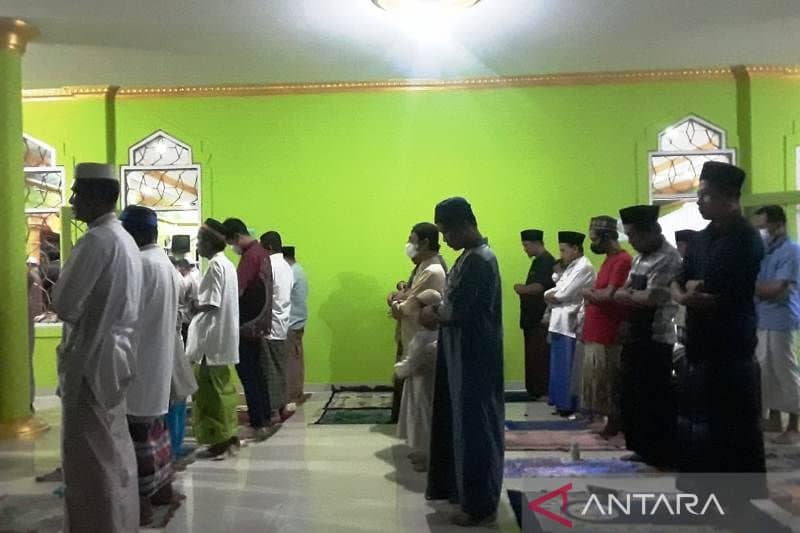 Umat Muslim masjid Al Mukminin Biak melaksanakan Shalat Tarawih hingga di teras masjid menyambut puasa Ramadhan 1443 Hijriah, Satu malam (2/4/2022).