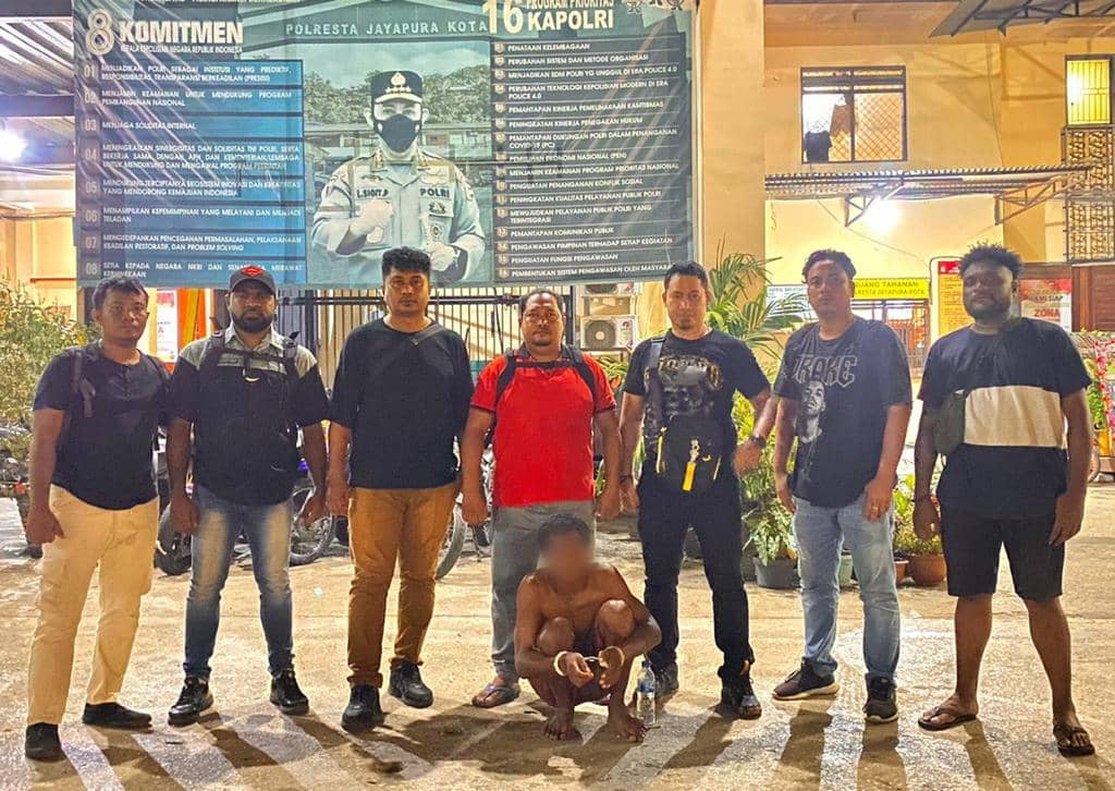 Pelaku saat dibekuk polisi.